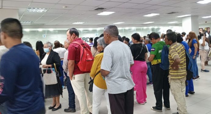 Entidades bancarias lucieron congestionadas este lunes