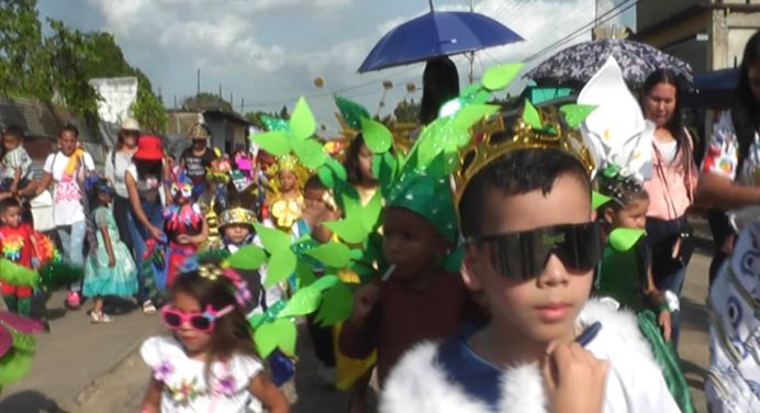 Escolares de El Tejero viven alegría del Carnaval con desfile educativo