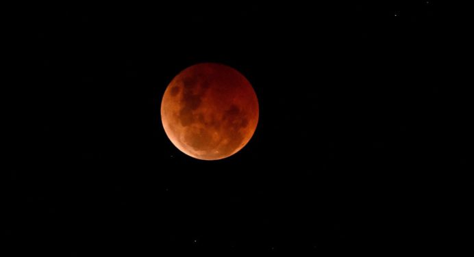 Esta noche tenemos eclipse de Luna de sangre: ¿A qué se debe?