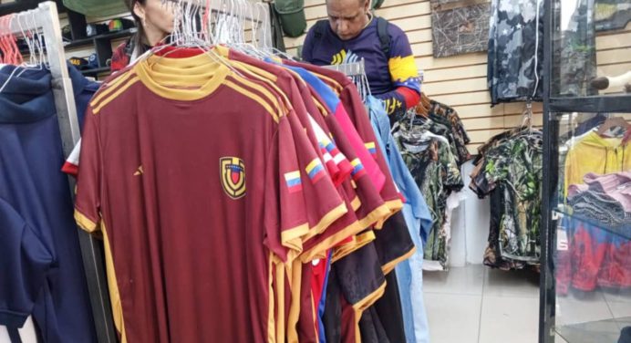 Franelas vinotinto se venden como pan caliente para el juego del martes