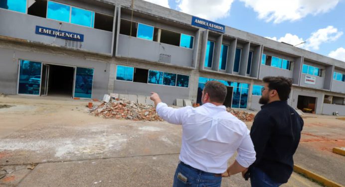 Gobernador Luna inspecciona labores de rehabilitación en el ambulatorio Vargas