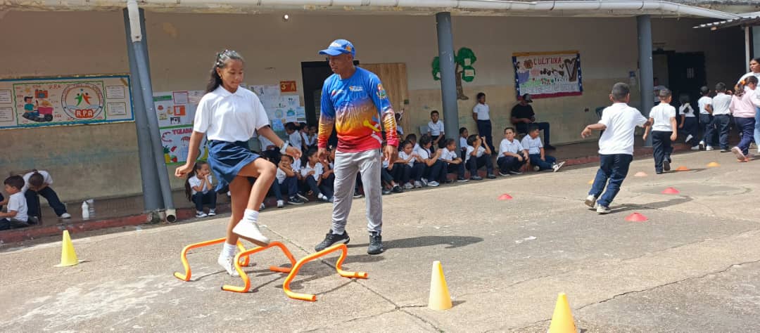 imderma va a la escuela llevo alegria a los estudiantes del vicente salias laverdaddemonagas.com vicentesalias3
