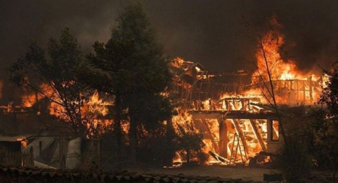 Incendios forestales en Chile obligan a la evacuación en dos de sus regiones