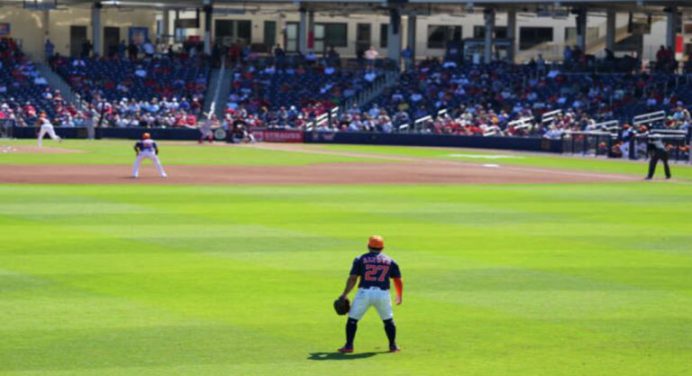 José Altuve disputó su primer juego como jardinero con Astros