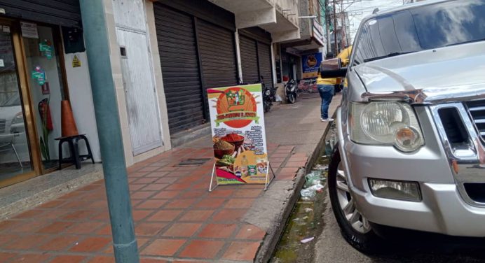 Pocos comercios permanecieron cerrados la mañana de este miércoles