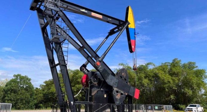 Producción petrolera de Venezuela cae pero se mantiene sobre el millón de barriles diarios