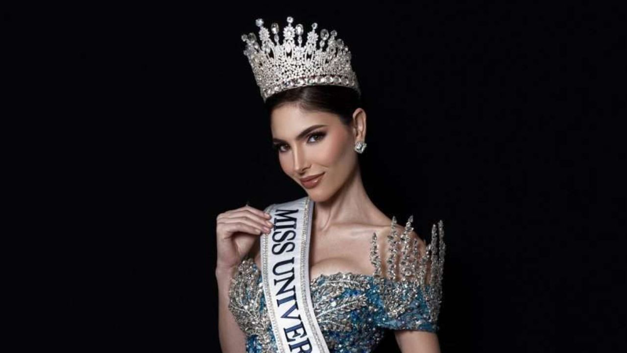Stephany Abasali deslumbró en las pasarelas de México