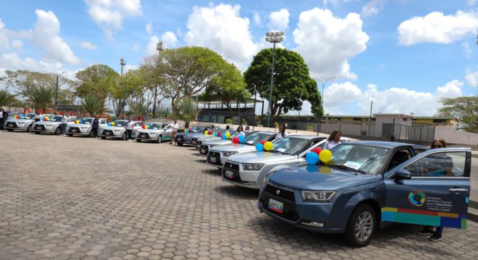 Supervisores de planteles nacionales reciben vehículos del Gobierno Bolivariano