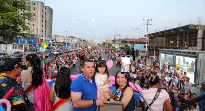 Zamoranos disfrutaron desfile del Carnaval Colorido 2025