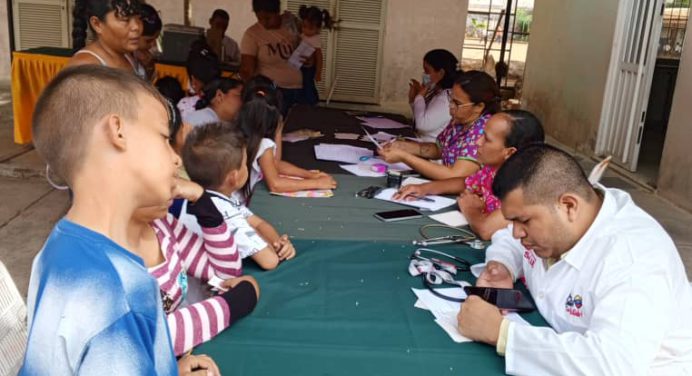 Atienden más de 95 infantes en jornada médica en Zamora