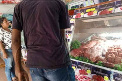 Precios nuevos exhiben la carne y el pollo
