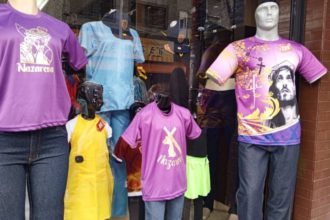 Comercios exhiben franelas de Nazareno