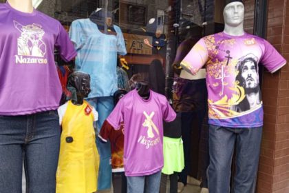 Comercios exhiben franelas de Nazareno