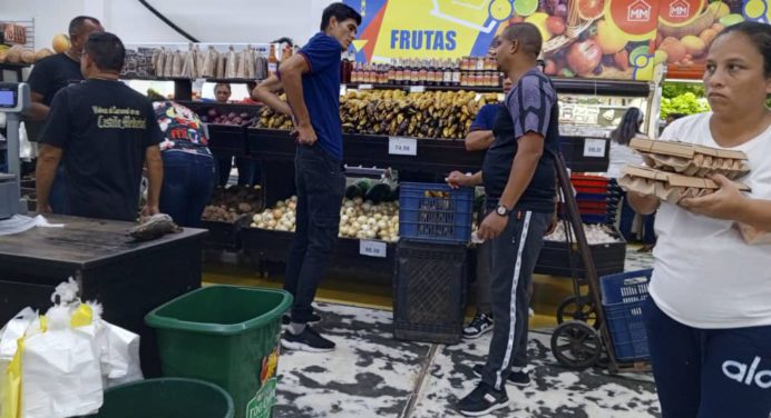Cuatro salarios y medio debe tener un trabajador para comprar pollo y huevos