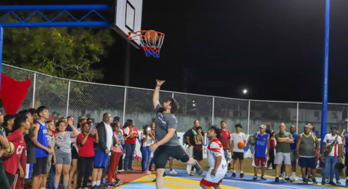 Dos canchas entregó el gobernador Luna en el Complejo Paramaconi