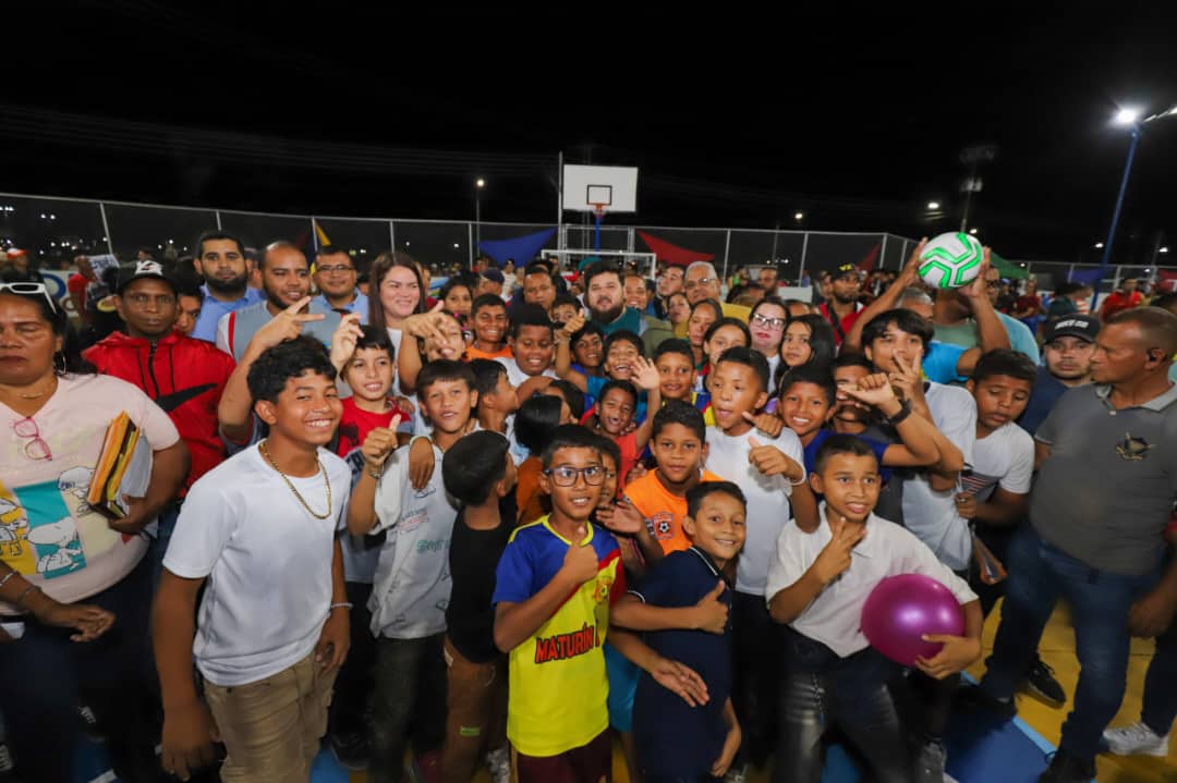 Dos canchas entregó el gobernador Luna en el Complejo Paramaconi 2 dos canchas entrego el gobernador luna en el complejo paramaconi laverdaddemonagas.com cancha2