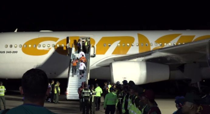 Dos vuelos traen a más de 500 migrantes venezolanos de vuelta este jueves
