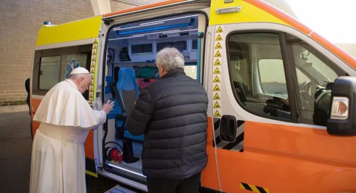 El papa envía cuatro ambulancias para ayudar a las zonas afectadas de Ucrania