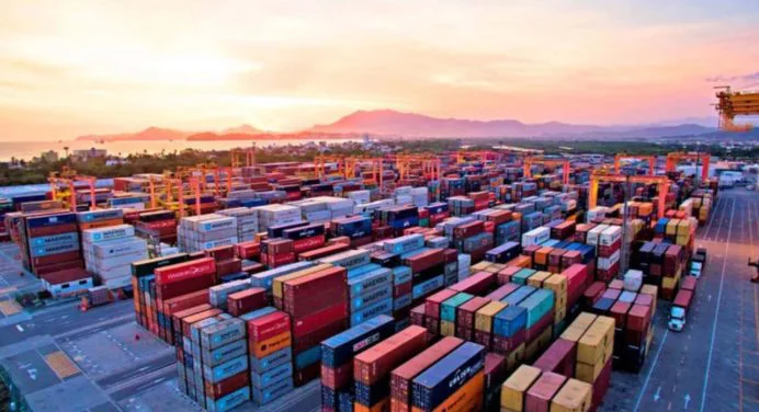 Entra en vigencia arancel de 10% decretado por Trump para importaciones de EE.UU.