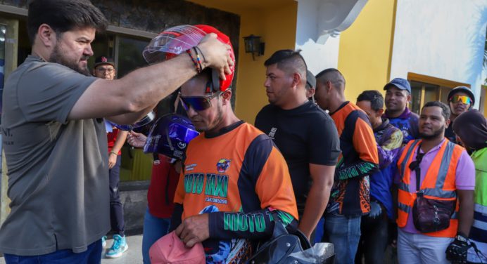 Entregan cascos a motorizados de Caripe