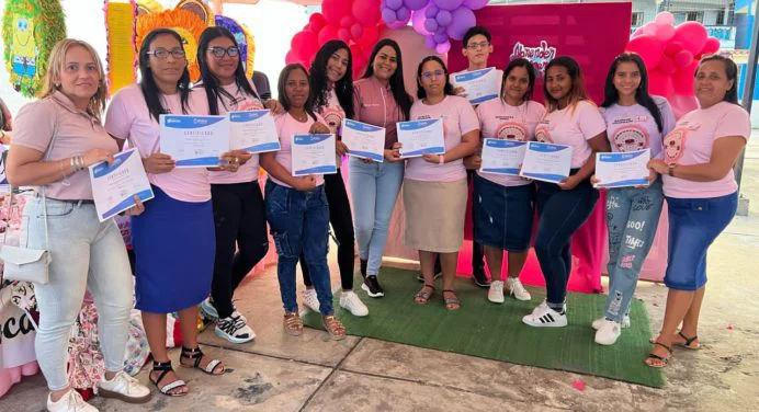 Entregan certificación de cursos de artes y oficios a mujeres del municipio Libertador