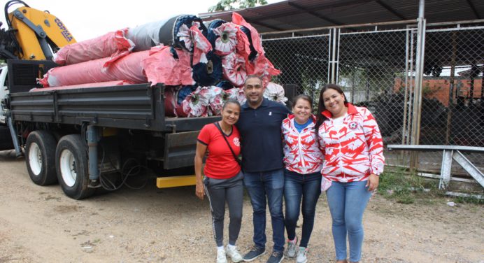 Escuela Mejía recibe importante dotación para la recuperación de su cancha sintética