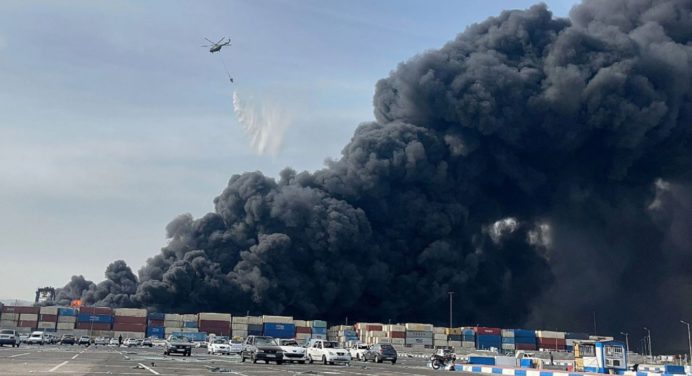 Explosión en el puerto de Irán deja al menos 25 muertos y más de 800 heridos