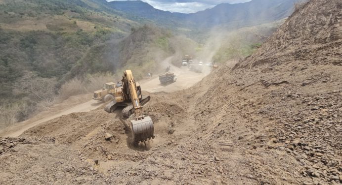 Gobernador Luna rehabilita vías agrícolas para impulsar producción en Acosta