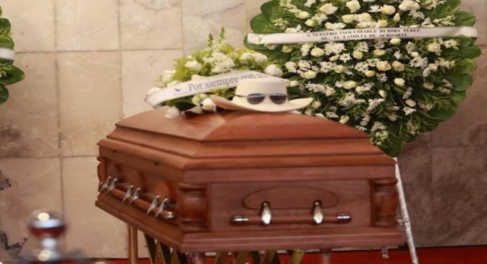 Inició el funeral público de Rubby Pérez en Santo Domingo (+video)