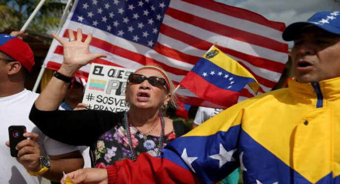 Juez bloquea intento de Trump de eliminar el programa TPS para venezolanos