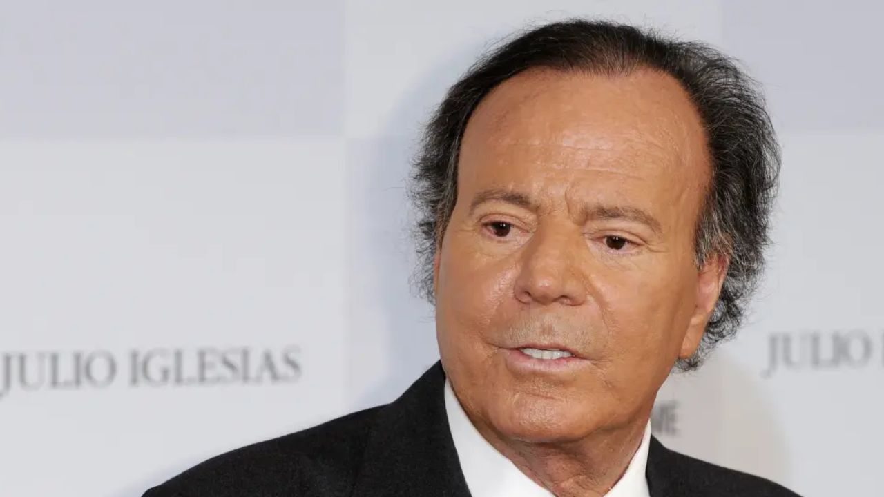 Julio Iglesias tendría un tumor que compromete su columna vertebral
