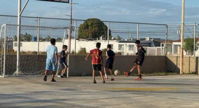 Jóvenes del circuito comunal Tipuro II construyen cancha deportiva