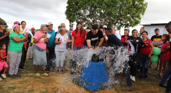 Luna inaugura pozo de agua en el sector En Proceso de la parroquia El Furrial