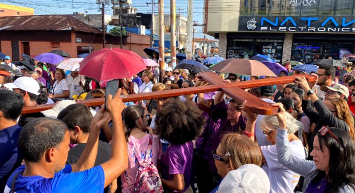 Más de 2 mil personas peregrinaron en el Viacrucis diocesano