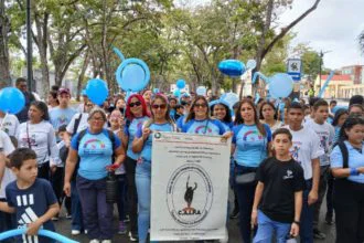 Niños con autismo marcharon desde la Catedral