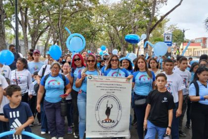 Niños con autismo marcharon desde la Catedral