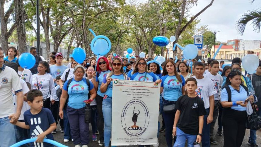 Niños con autismo marcharon desde la Catedral