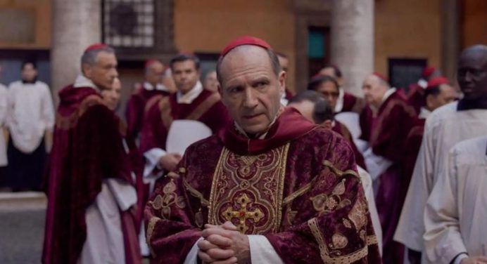 Película Cónclave repunta tras muerte del papa