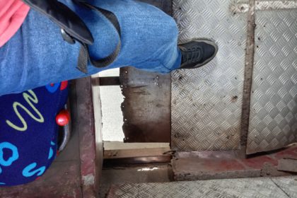 Pisos de unidades de transporte hundidas y rotas