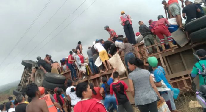 Se volcó gandola que transportaba pollos vivos en Potrerito