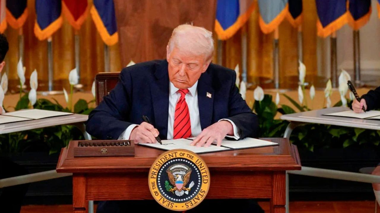Trump firma nueva orden ejecutiva para evitar la suspensión de TikTok en EEUU