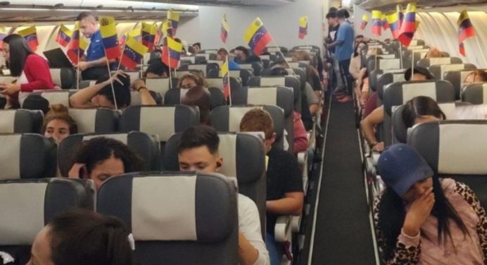 Unos 191 migrantes venezolanos arriban al país en vuelo directo desde EE. UU.