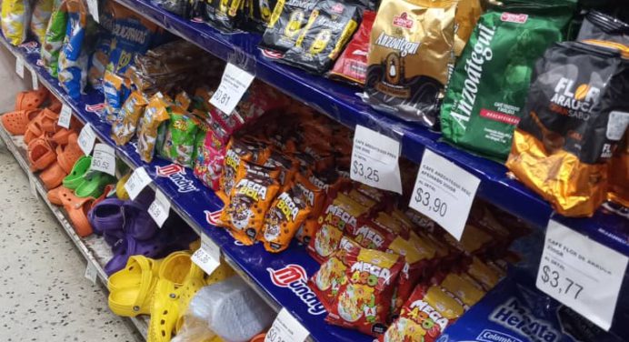 Usuarios aseguran que están colocando precios sólo en dólares en el comercio