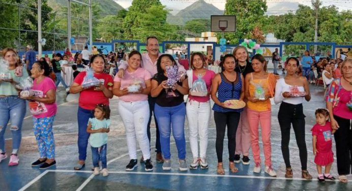 Alcalde «Chuo» Velásquez llevó música y obsequios a las madres de El Rincón en Acosta