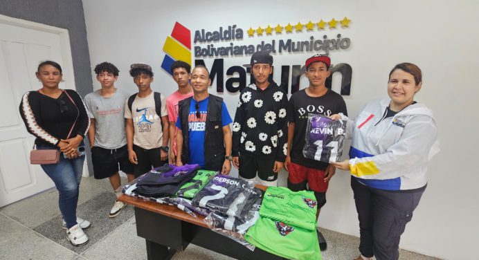 Alcaldía entregó uniformes a deportistas de Santa Cruz