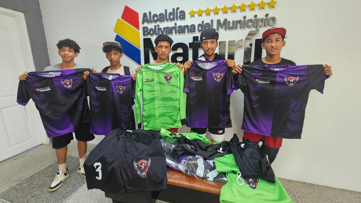 Alcaldía entregó uniformes a deportistas de Santa Cruz 2 alcaldia entrego uniformes a deportistas de santa cruz laverdaddemonagas.com uniformes2