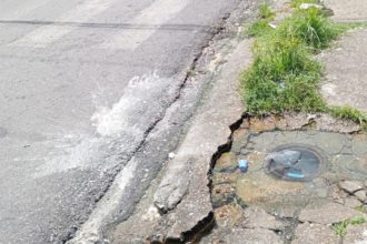 En la Av. Luis Del Valle García hay un bote de aguas blancas