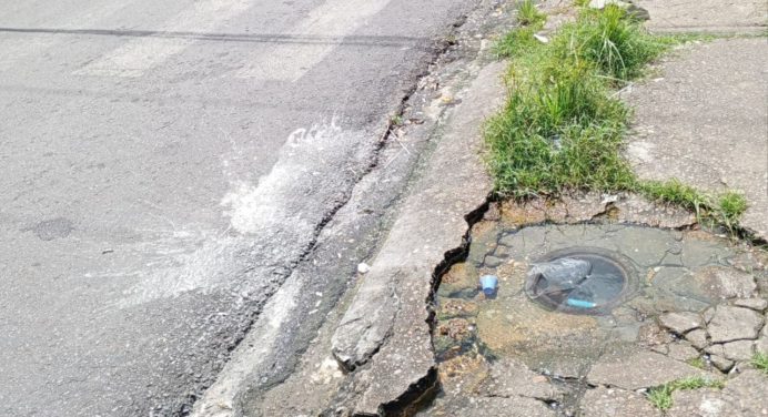 Aguas blancas y aguas negras se confunden en la Av. Luis Del Valle García