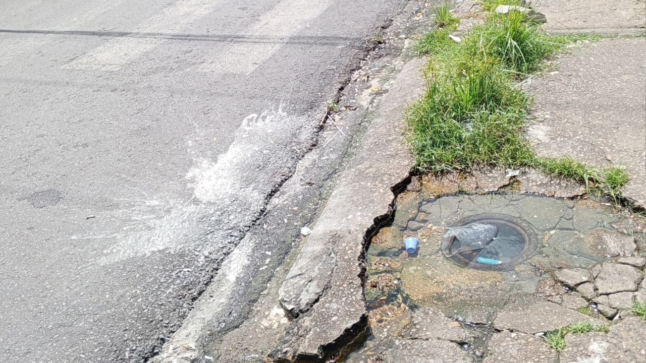 En la Av. Luis Del Valle García hay un bote de aguas blancas