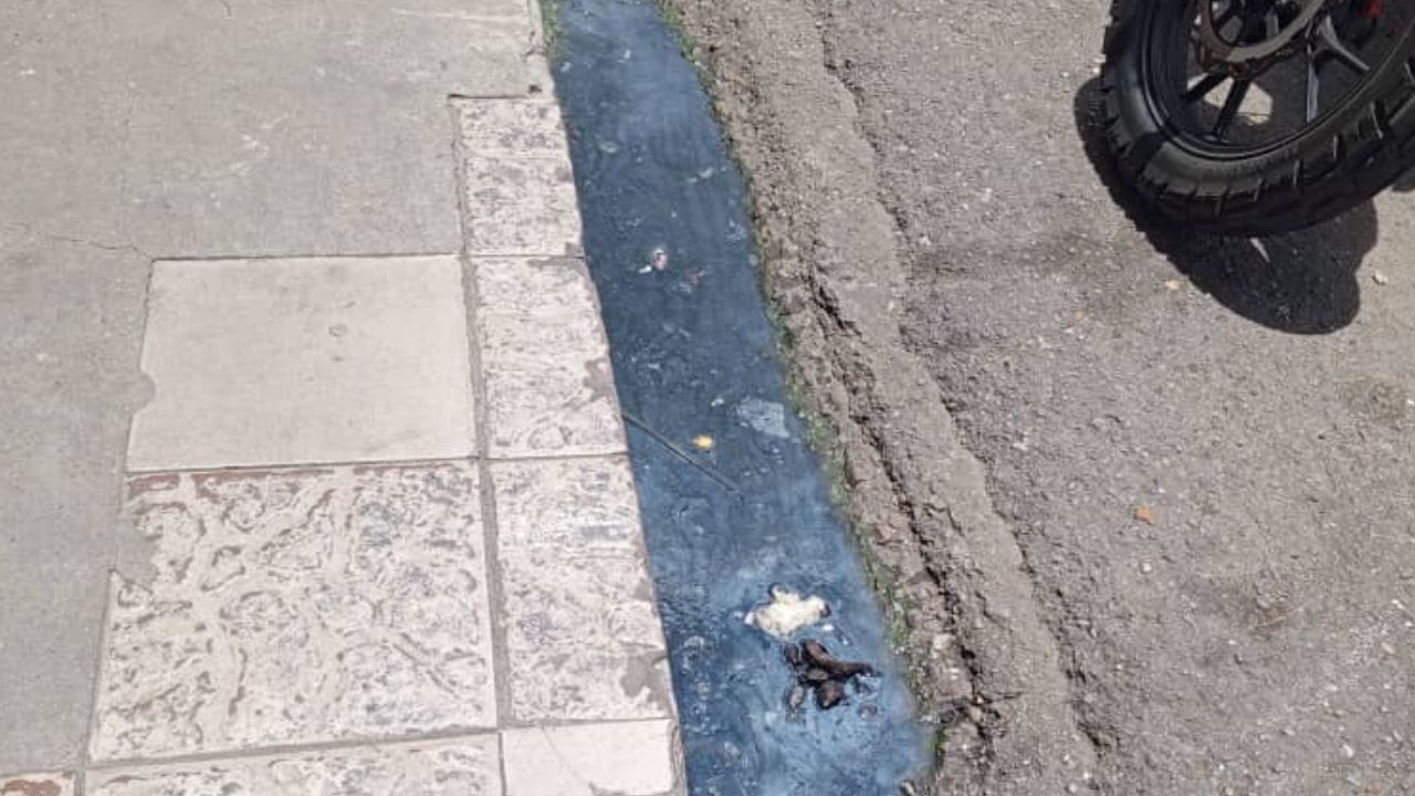 Desborde de aguas negras y hediondez